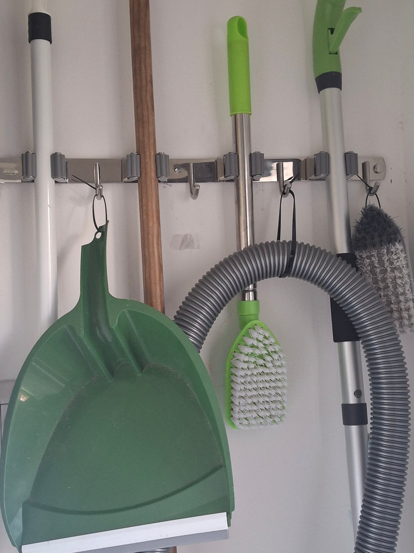 מתקן תלייה למטאטאים ומגבים – סדר מושלם בבית ובחצר