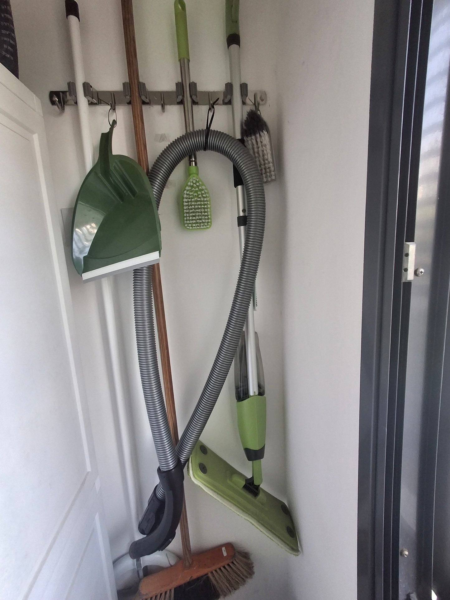 מתקן תלייה למטאטאים ומגבים – סדר מושלם בבית ובחצר