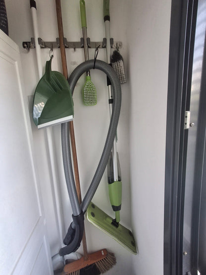 מתקן תלייה למטאטאים ומגבים – סדר מושלם בבית ובחצר