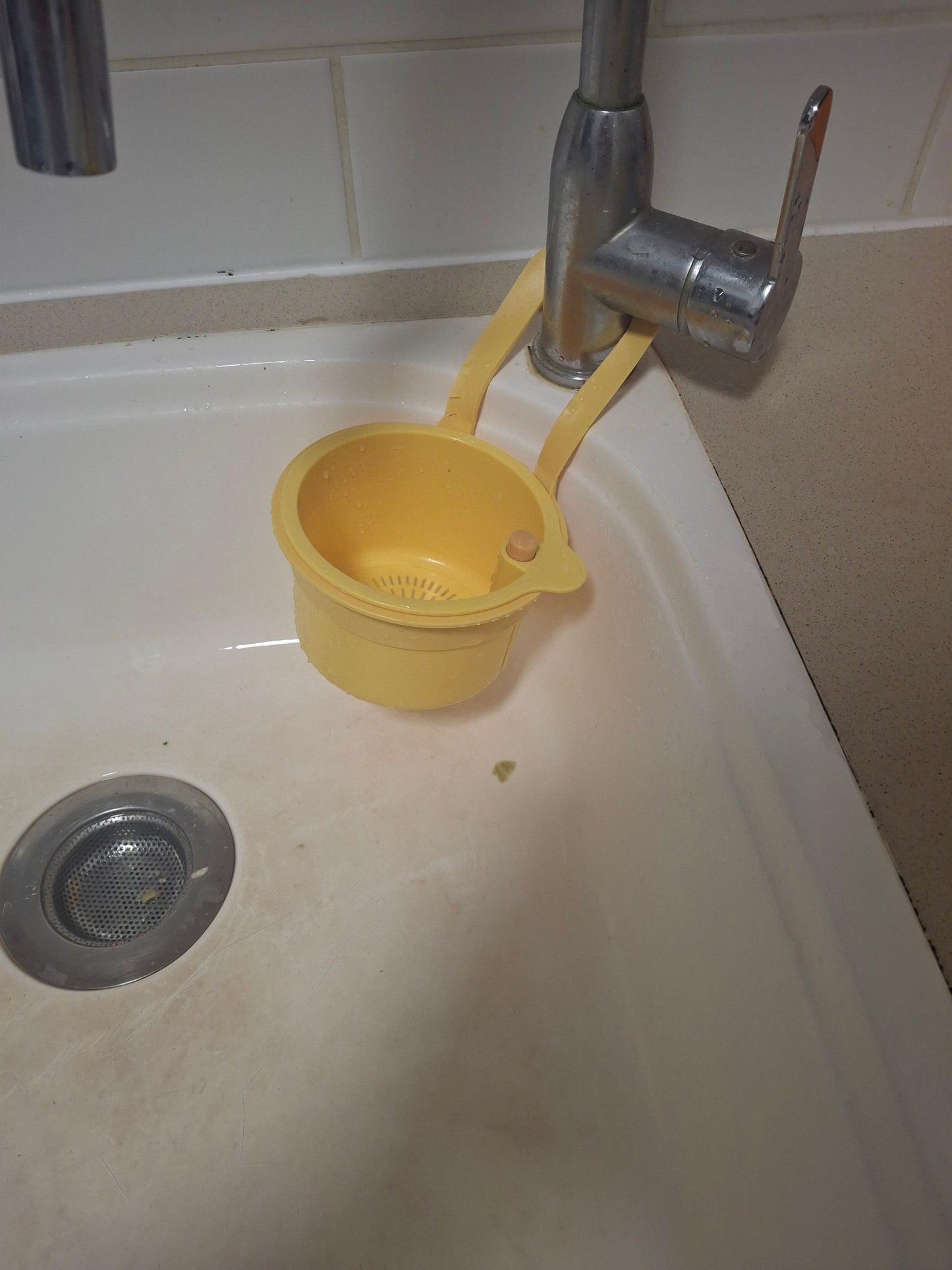 מסננת פח חכמה לכיור – פתרון מושלם לשאריות אוכל