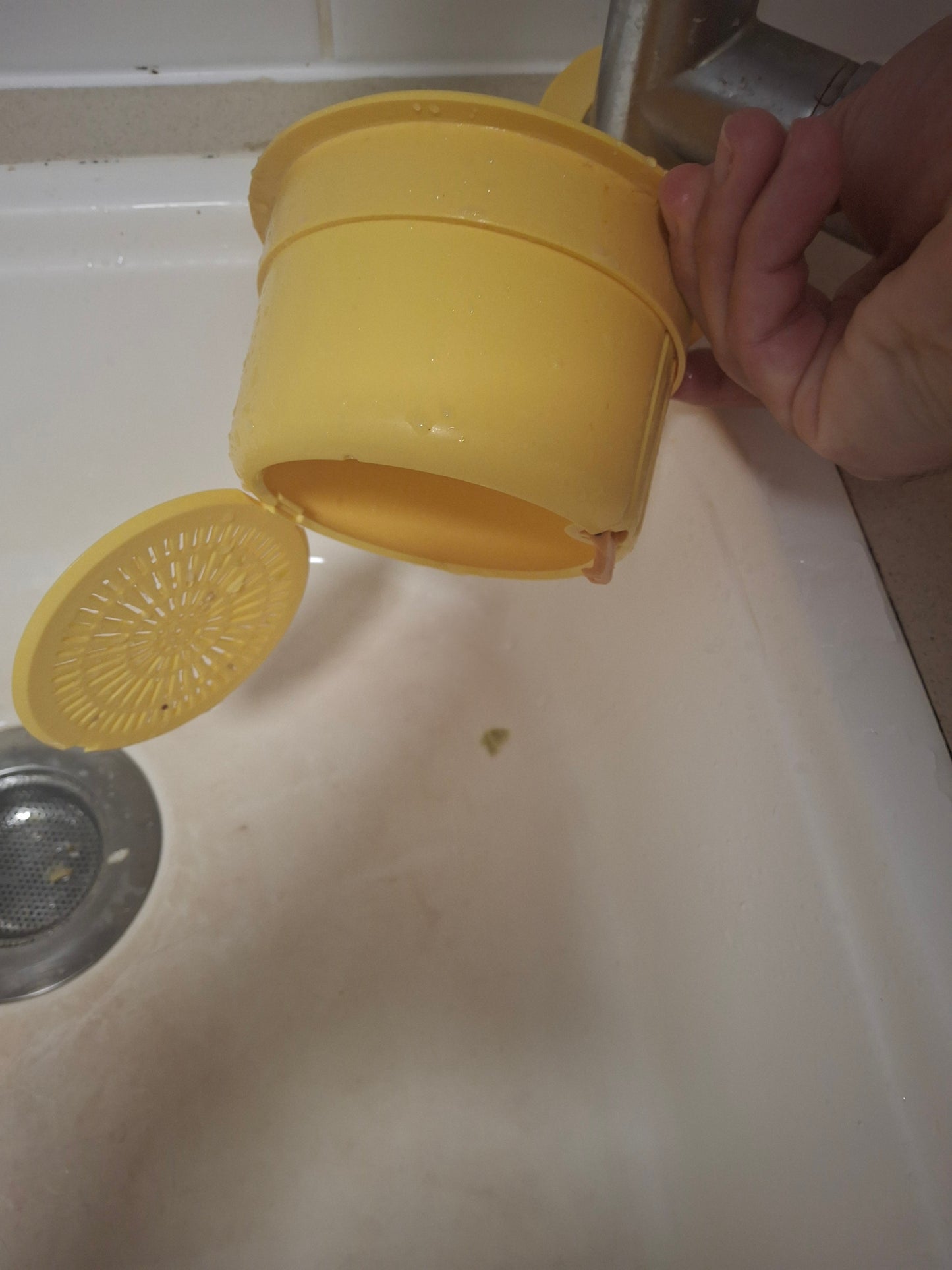 מסננת פח חכמה לכיור – פתרון מושלם לשאריות אוכל