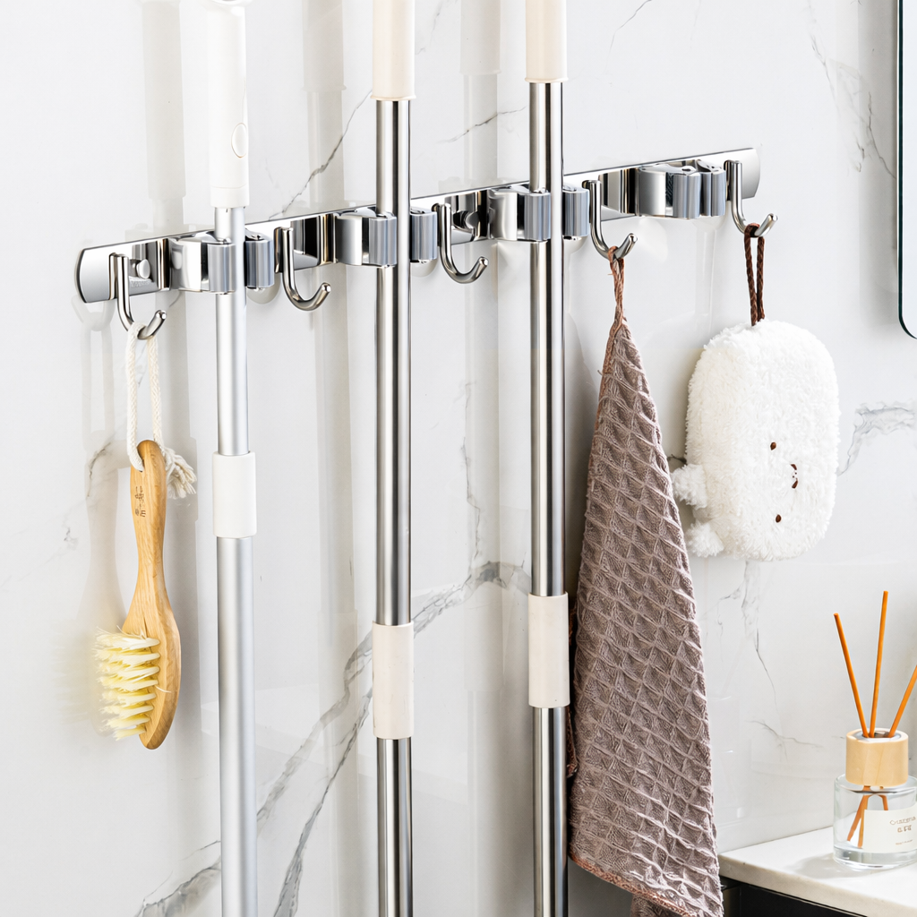 מתקן תלייה למטאטאים ומגבים – סדר מושלם בבית ובחצר